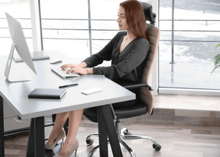 Hướng dẫn cách ngồi làm việc đúng tư thế cho nhân viên văn phòng