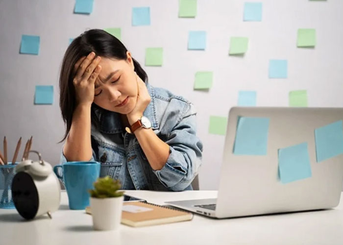 Cách chọn giày chườm bàn chân cho dân văn phòng
