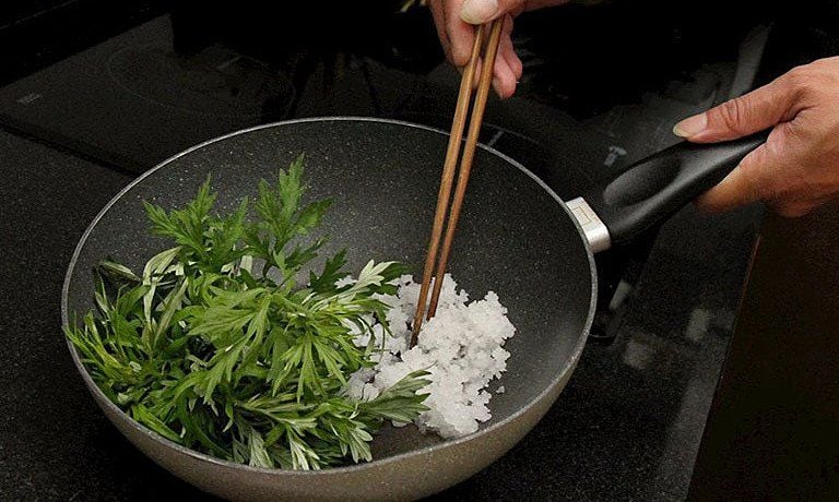Hướng dẫn cách chườm ngải cứu tại nhà để chữa bệnh