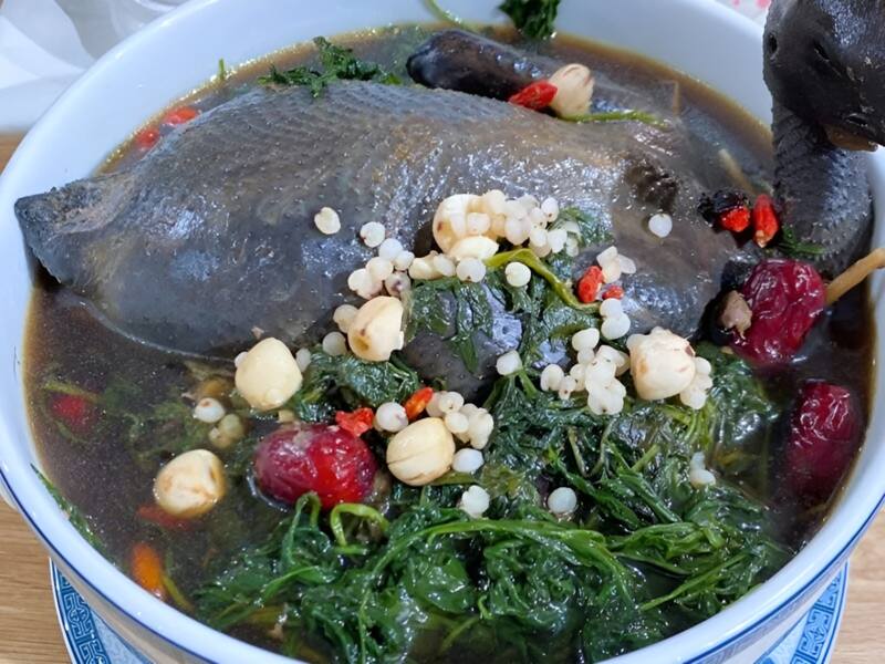 Gà hầm ngải cứu có tác dụng gì? Cách nấu thế nào?