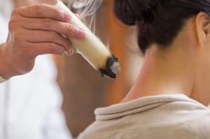 Hơ ngải cứu có tác dụng gì? Hướng dẫn cách thực hiện