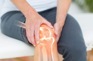 Bị khô khớp gối nên uống gì và ăn gì?