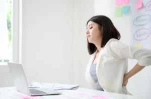 Cách giảm đau lưng khi ngồi lâu đơn giản, hiệu quả