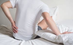 Có nên kê gối dưới lưng khi ngủ? Tư thế ngủ nào tốt nhất?