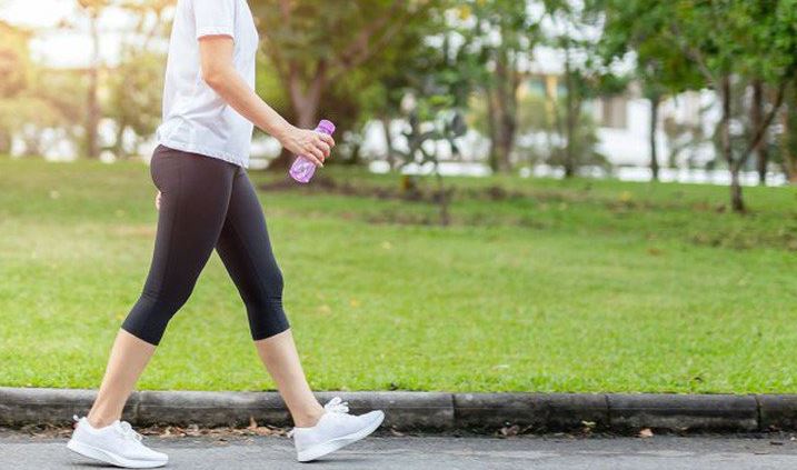 Đau khớp gối có nên đi bộ không? Đi đúng cách thế nào?