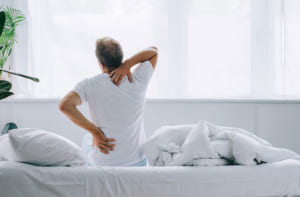 Nguyên nhân gây đau lưng do nằm sai tư thế, cách khắc phục?