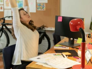 Ngồi lâu bị đau lưng là do nguyên nhân gì? Cách khắc phục?
