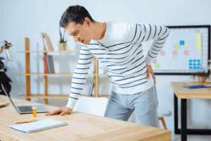 Đau lưng không cúi được là bệnh gì? Cách khắc phục