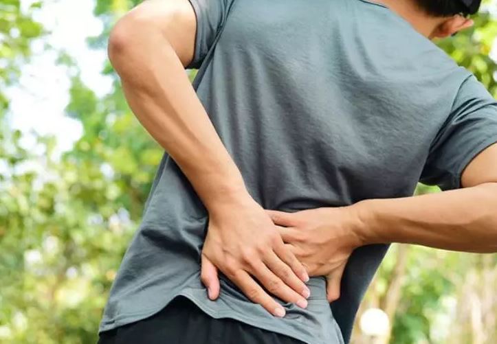 Đứng lâu bị đau thắt lưng là dấu hiệu bệnh gì? Cách điều trị?