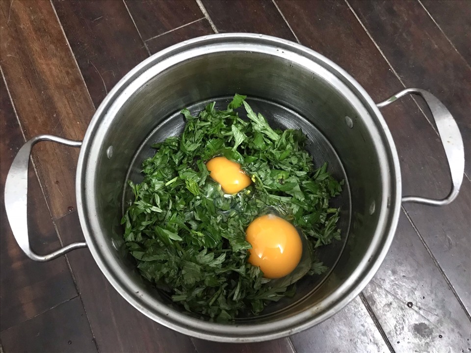 Lá ngải cứu với trứng gà có tác dụng gì? Ăn đúng cách thế nào?