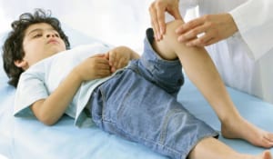 Viêm khớp gối ở trẻ em có nguy hiểm không? cách điều trị thế nào?