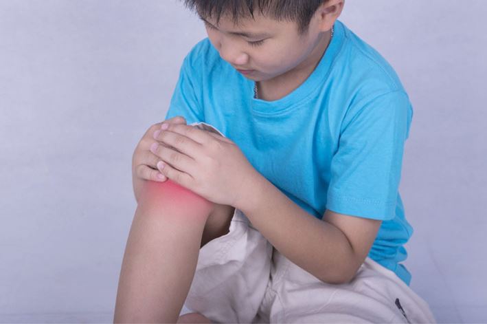 Viêm khớp gối ở trẻ em có nguy hiểm không? cách điều trị thế nào?